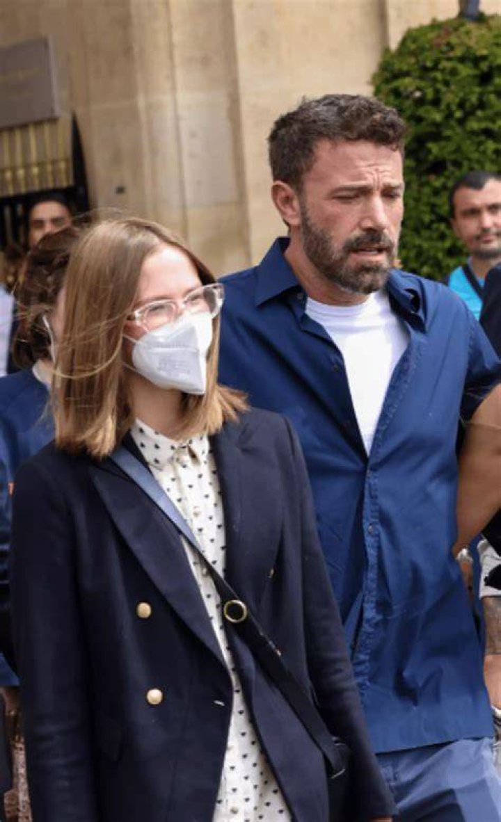Ben Affleck&rsquo;s Daughter Violet Wears Mask To Join Him & Stepmom Jennifer